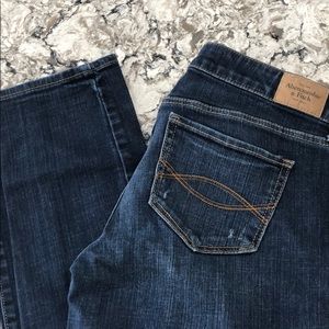 A&F 8R Distressed Jeans